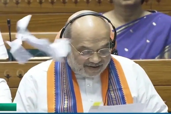लोकसभा में विपक्ष ने अमित शाह पर कागज के गोले फेंके, सुरक्षा में दौड़े मार्शल, देखें VIDEO - uttamhindu.com
